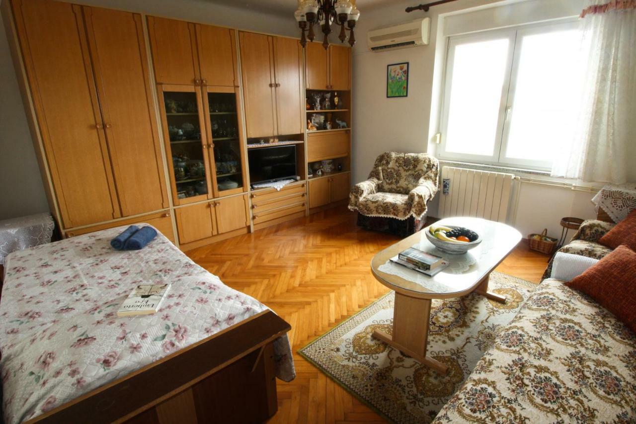 Apartment Persich Pula Luaran gambar